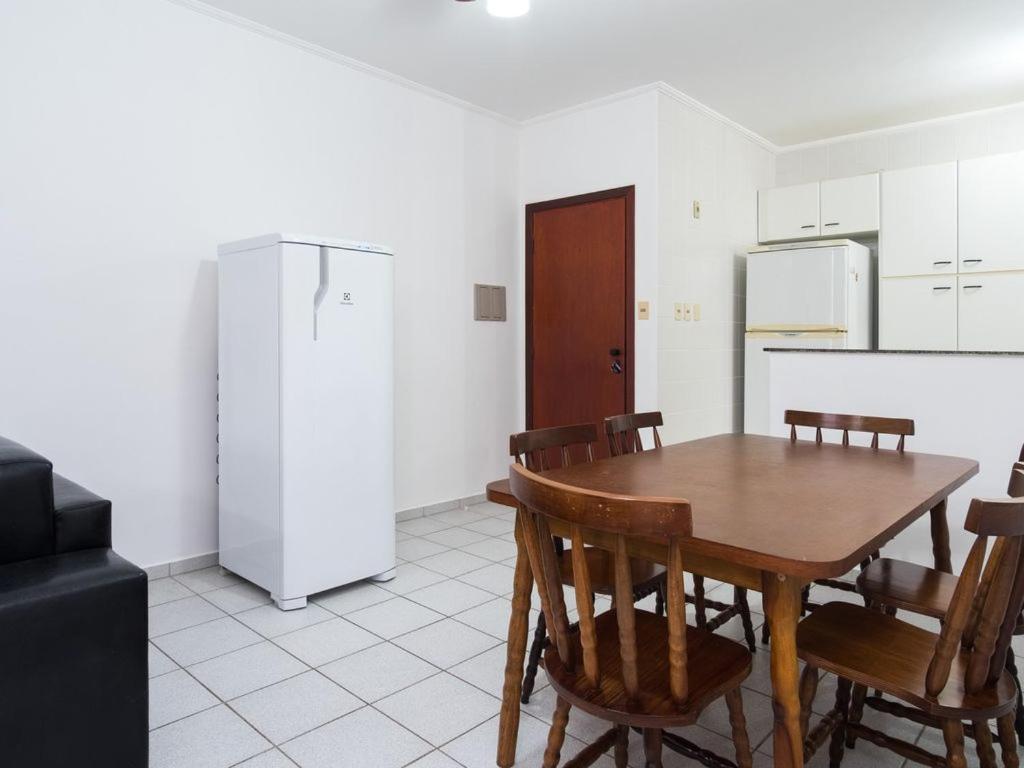 Apartamento Espacoso Com Ar Condicionado E Wi-Fi, A 100 Metros Da Praia - Edificio Estoril Ubatuba Bagian luar foto